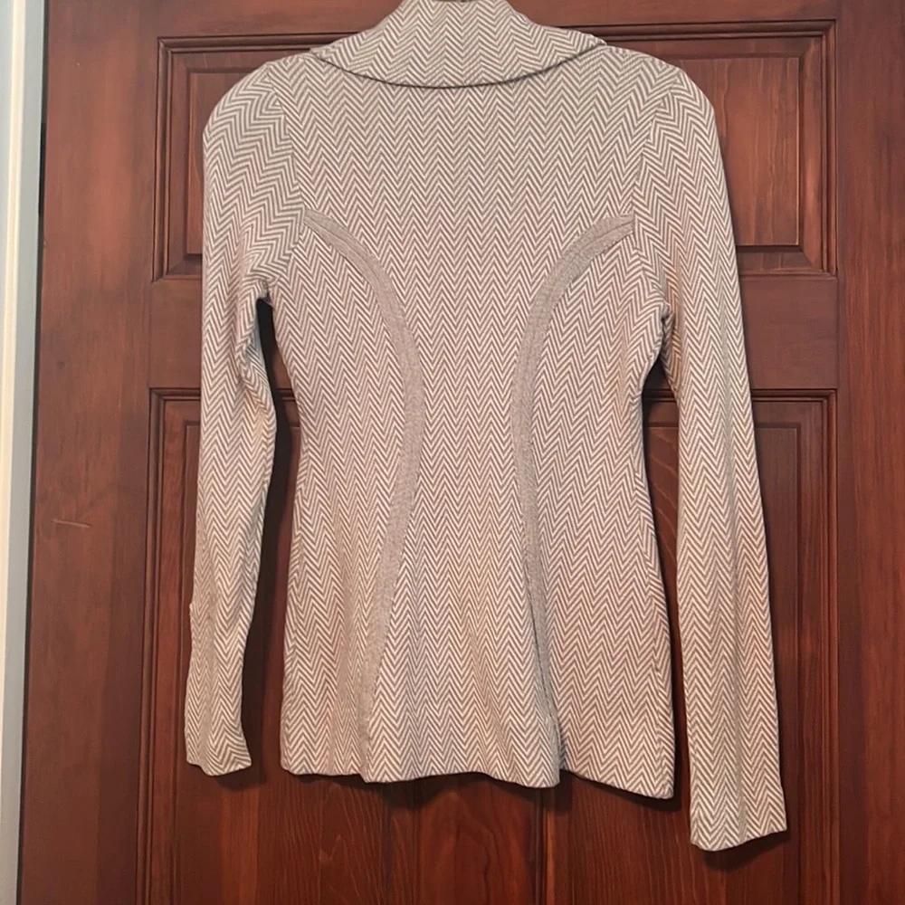 Knit jacket. - Picture 3 of 6